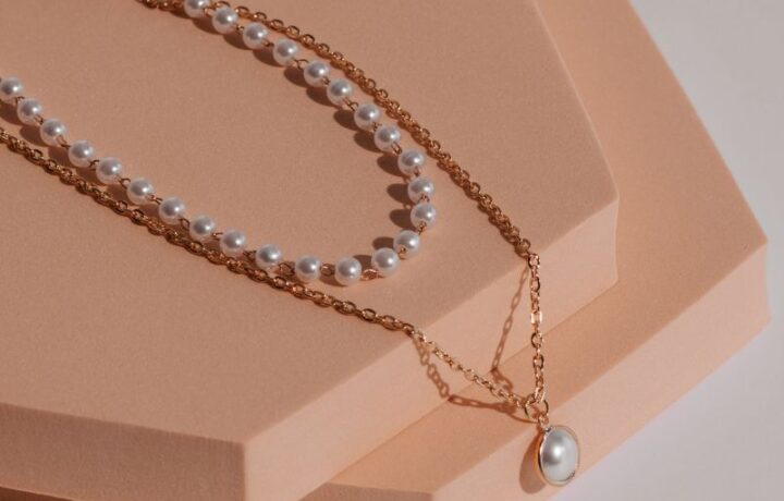 Goldschmuck mit Edelsteinen als Hochzeitsgeschenk