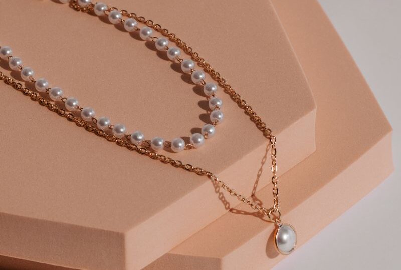 Goldschmuck mit Edelsteinen als Hochzeitsgeschenk