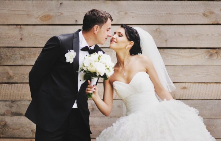 Dieser Hochzeitsschmuck ergänzt die Hochzeitskleidung optimal