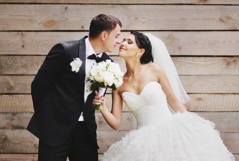 Dieser Hochzeitsschmuck ergänzt die Hochzeitskleidung optimal