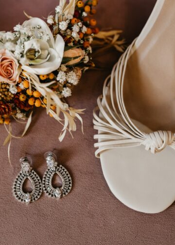 Wie Sie für Ihren Hochzeitstag umwerfend elegante Ohrringe aus Gold finden