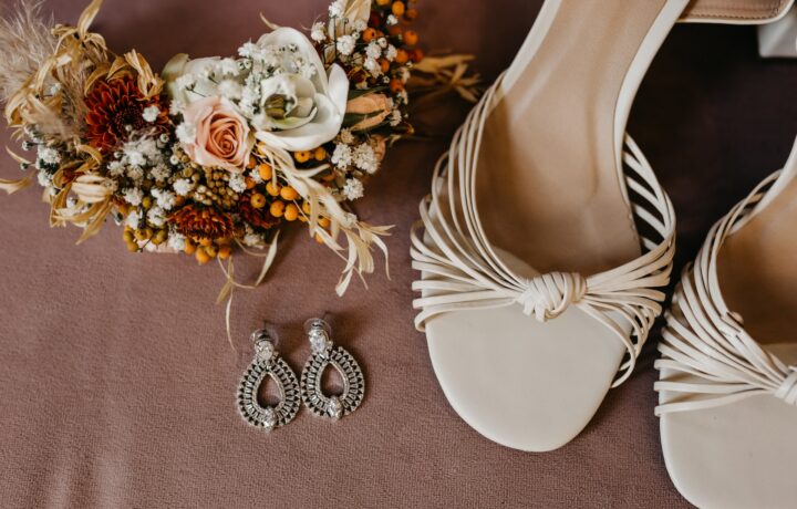 Wie Sie für Ihren Hochzeitstag umwerfend elegante Ohrringe aus Gold finden