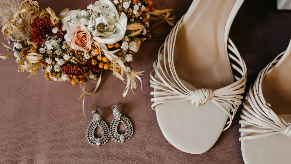 Wie Sie für Ihren Hochzeitstag umwerfend elegante Ohrringe aus Gold finden